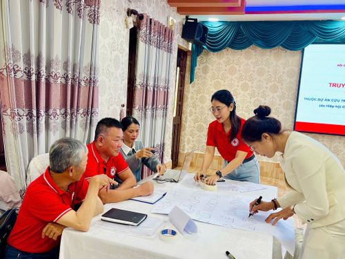 Các tình nguyện viên thực hành kỹ năng truyền thông cộng đồng về nước sạch, vệ sinh và phòng, chống dịch bệnh sau mưa lũ