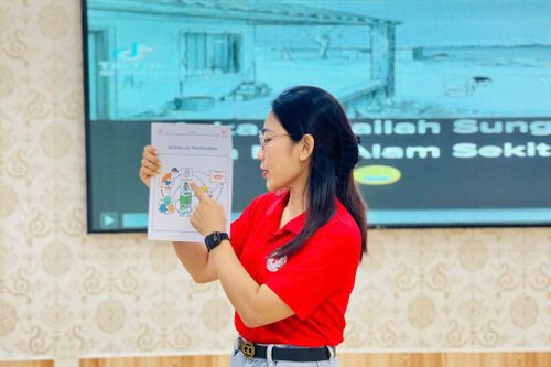 Tập huấn viên hướng dẫn các nội dung về nước sạch, vệ sinh và phòng, chống dịch bệnh sau mưa lũ