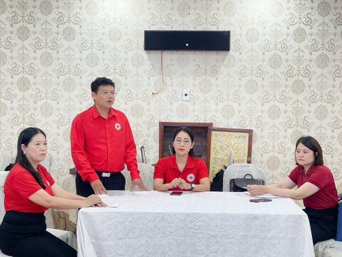 Ông Kim Đê, Phó Chủ tịch Hội Chữ thâp đỏ tỉnh Lâm Đồng tham gia khai mạc lớp tập huấn