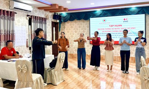 Các tình nguyện viên thực hành kỹ năng truyền thông cộng đồng về nước sạch, vệ sinh và phòng, chống dịch bệnh sau mưa lũ