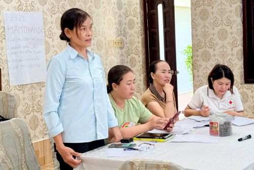 Các học viên tham gia thảo luận nhóm tại lớp tập huấn về nước sạch, vệ sinh và phòng, chống dịch bệnh