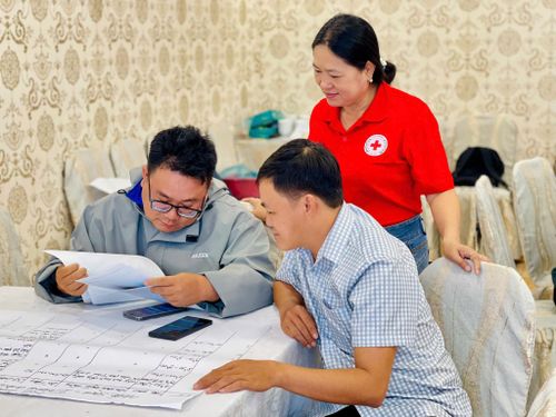 Các học viên tham gia thảo luận nhóm tại lớp tập huấn về nước sạch, vệ sinh và phòng, chống dịch bệnh