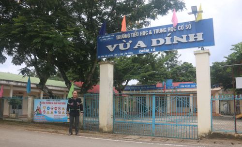 Ông Thào Hùng Khải trước ngôi trường được xây dựng trên phần đất gia đình ông hiến tặng vì sự nghiệp giáo dục địa phương