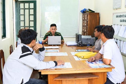 Các chủ tàu cá làm thủ tục tại Đồn Biên phòng