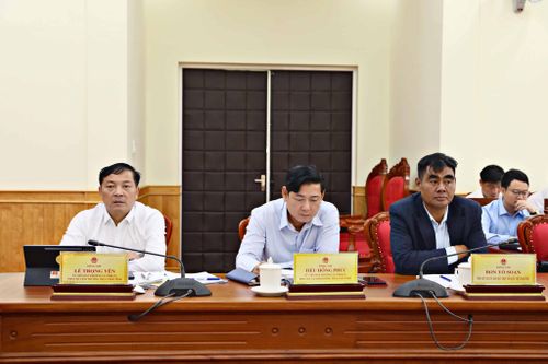 Các đồng chí: Lê Trọng Yên, Ủy viên Ban Thường vụ Tỉnh ủy, Phó Chủ tịch Thường trực UBND tỉnh; Tiêu Hồng Phúc, Ủy viên Ban Thường vụ Tỉnh ủy, Phó Chủ tịch HĐND tỉnh; Bon Yô Soan, Phó Chủ tịch Ủy ban MTTQ Việt Nam tỉnh dự buổi làm việc
