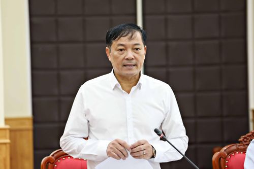 Đồng chí Lê Trọng Yên, Ủy viên Ban Thường vụ Tỉnh ủy, Phó Chủ tịch Thường trực UBND tỉnh báo cáo tình hình kinh tế - xã hội 6 tháng đầu năm, những khó khăn, vướng mắc về cơ chế, thể chế