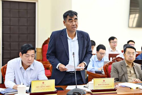 Đồng chí Bon Yô Soan, Phó Chủ tịch Ủy ban MTTQ Việt Nam tỉnh Lâm Đồng báo cáo, kiến nghị các nội dung cử tri địa phương quan tâm