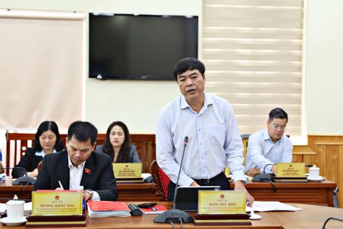 Đồng chí Đặng Đức Hiệp, Ủy viên Ban Thường vụ Tỉnh ủy, Phó Trưởng đoàn chuyên trách Đoàn ĐBQH khóa XVI tỉnh Lâm Đồng điều hành buổi làm việc