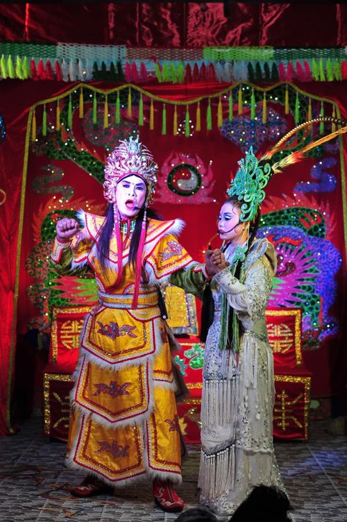 Phần hội diễn tuồng (hát bội) luôn thu hút đông đảo bà con trong làng