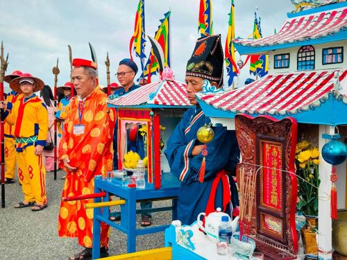 Phần lễ được tổ chức trang nghiêm với các nghi thức nghinh rước thần Nam Hải
