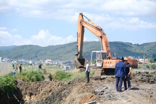 Chủ đầu tư phối hợp với địa phương vận động 2 hộ dân bàn giao phần diện tích còn lại để hoàn thành thi công đồng bộ dự án Xây dựng hệ thống thoát nước hạ lưu khu vực trung tâm Đức Trọng