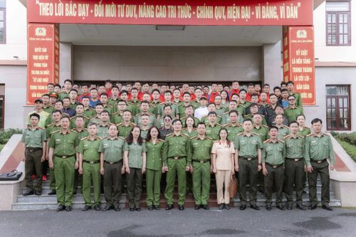 Đoàn thể thao, quân sự, võ thuật Công an tỉnh chụp hình lưu niệm cùng các đồng chí lãnh đạo