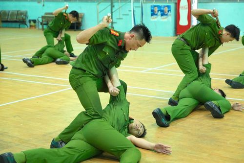 Chiến sĩ luyện tập, làm quen sân bãi tại Đà Nẵng