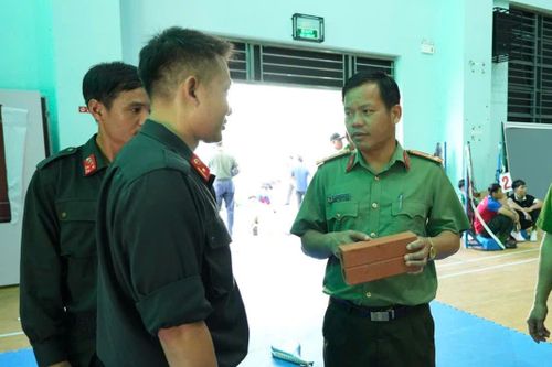 Sự đồng hành thường xuyên của Thượng tá Nguyễn Văn Thắng ngay tại thao trường giúp các cán bộ an tâm chuẩn bị thi đấu
