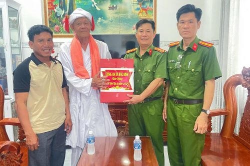 Công an xã Bắc Bình thăm, tặng quà cho chức sắc trong tôn giáo, người có uy tín trên địa bàn