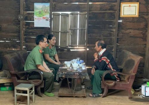 Cán bộ tổ an ninh Công an xã Cư Jút gặp gỡ nghệ nhân Y Sim Êban