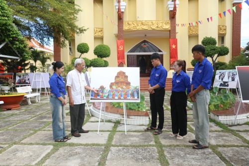 Ông Kim Ngọc Thành, người có uy tín của cộng đồng Chăm tại thôn Bình Tiến, xã Bắc Bình giới thiệu về văn hóa dân tộc Chăm tới các bạn đoàn viên, thanh niên
