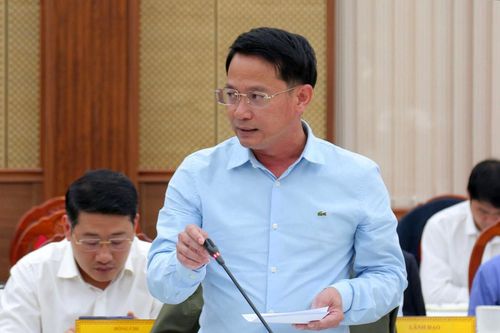 Giám đốc Sở Công thương Nguyễn Bá Út báo cáo tiến độ tháo gỡ khó khăn các dự án liên quan lĩnh vực năng lượng