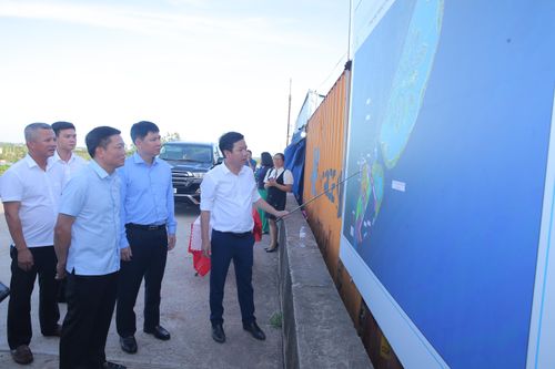 Đồng chí Phó Chủ tịch UBND tỉnh Nguyễn Cao Sơn và Đoàn công tác kiểm tra công trường xây dựng tổ hợp Nhà máy Thép Xanh Nam Định của Tập đoàn Xuân Thiện tại Khu Kinh tế Ninh Cơ. Ảnh: Anh Tuấn