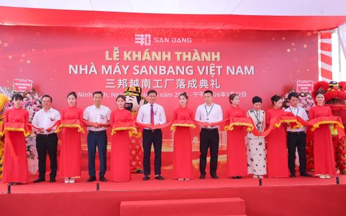 Các đại biểu thực hiện nghi thức cắt băng khánh thành Nhà máy SanBang Việt Nam.