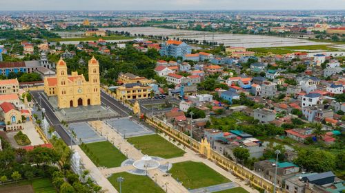 Toàn cảnh kiến trúc Gothic nguy nga, tráng lệ của Nhà thờ chính tòa Bùi Chu (xã Xuân Trường), một trong những trung tâm truyền giáo cổ kính và lớn bậc nhất cả nước. Ảnh: Ngọc Linh