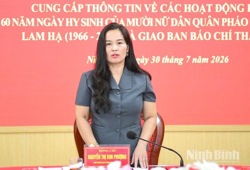 Đồng chí Nguyễn Thị Kim Phượng, Phó Trưởng Ban Tuyên giáo và Dân vận Tỉnh ủy phát biểu kết luận hội nghị.