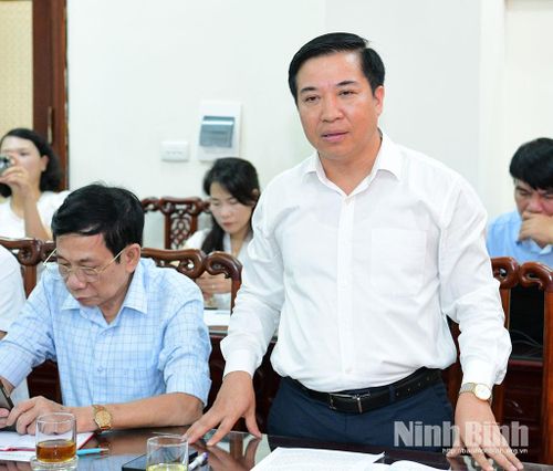 Lãnh đạo Báo và phát thanh, truyền hình Ninh Bình phát biểu tại hội nghị.