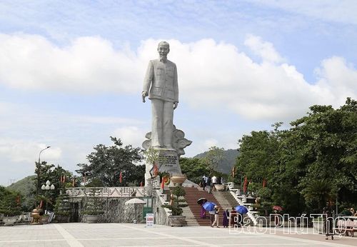Tượng đài Chủ tịch Hồ Chí Minh tại công trình Thủy điện Hòa Bình.