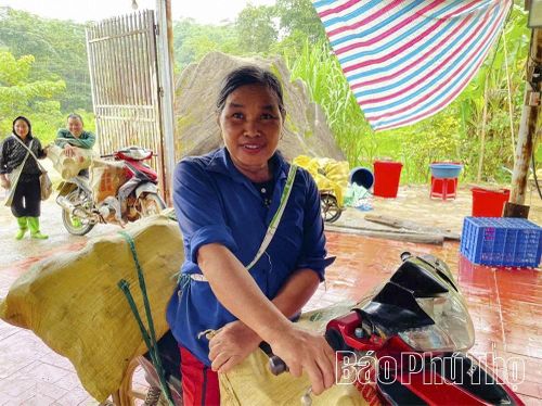 Bà Bùi Thị Tỵ phấn khởi khi cây măng đã làm cho cuộc sống của gia đình ngày càng đi lên.