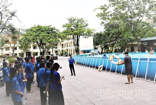 Đoàn Thanh niên phường Hòa Bình phối hợp tổ chức tuyên truyền, trang bị kỹ năng phòng, chống đuối nước cho thanh, thiếu niên trên địa bàn.