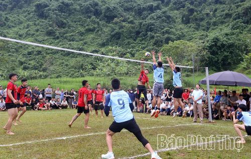 Đông đảo người dân cổ vũ bóng chuyền tại Ngày hội Toàn dân bảo vệ an ninh Tổ quốc xã Toàn Thắng.