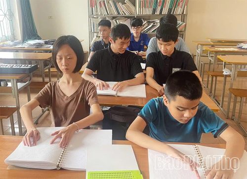 Học sinh khiếm thị học chữ nổi Braille tại Trung tâm Giáo dục và Giáo dục nghề nghiệp, tạo nền tảng để tiếp cận tri thức và hòa nhập cộng đồng.