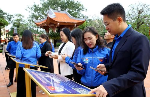 Việc số hóa công trình, di tích giúp người dân và du khách dễ dàng tìm hiểu thông tin của các công trình, di tích - Ảnh: H.Tr