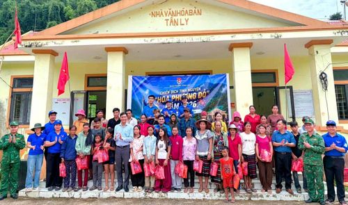 Đại diện xã Kim Ngân và Ban tổ chức trao quà cho các hộ gia đình và các em thiếu nhi - Ảnh: P.V