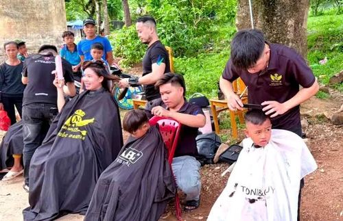 Đoàn viên thanh niên cắt tóc cho các em nhỏ ở bản Tân Ly - Ảnh: P.V