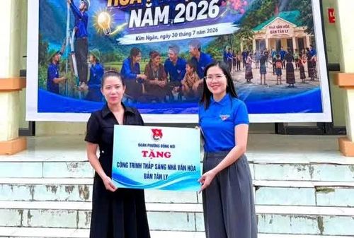 Đại diện Đoàn phường Đồng Hới trao tặng công trình thanh niên “Thắp sáng Nhà văn hóa bản” - Ảnh: P.V
