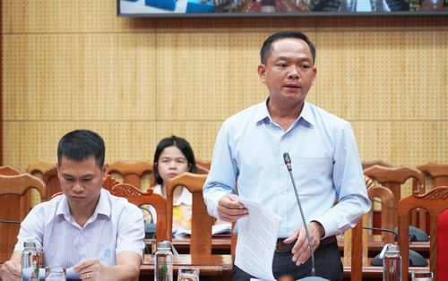 Đại diện các sở ngành đề xuất giải pháp xử lý cơ sở nhà, đất dôi dư - Ảnh: X.P