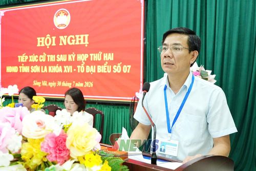 Chủ tịch UBND xã Sông Mã báo cáo tại hội nghị.