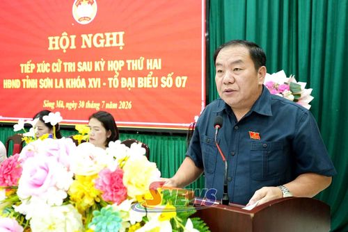 Đồng chí Chá A Của, Phó Bí thư Tỉnh ủy, Chủ tịch Ủy ban MTTQ Việt Nam tỉnh phát biểu tại hội nghị.