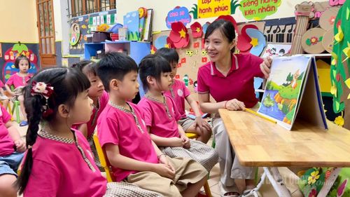 Sắp xếp lại các cơ sở giáo dục được kỳ vọng sẽ góp phần nâng cao chất lượng dạy và học tại các trường. (Trong ảnh: Giáo viên Trường mầm non Hoa Sen, phường Minh Xuân trong một giờ dạy).