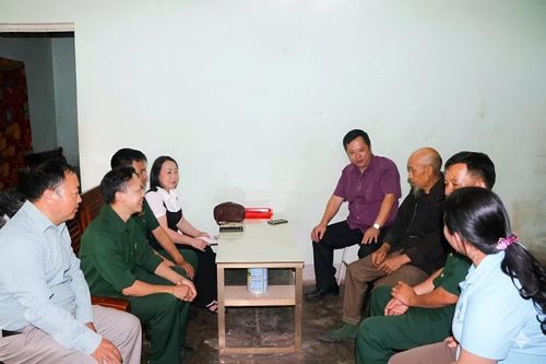 Đồng chí Cự Minh Long, Chủ tịch UBND xã Thắng Mố với người dân.