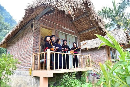 Nghệ nhân truyền dạy hát Then, đàn tính cho thế hệ trẻ.