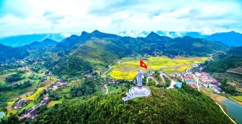 Hai ngôi làng Lô Lô Chải và Séo Lủng nằm ngay dưới chân Cột cờ Quốc gia Lũng Cú.