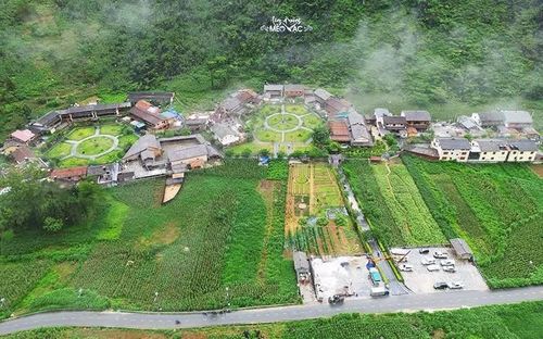 Toàn cảnh Làng văn hóa du lịch cộng đồng dân tộc H'mông dưới chân đèo Mã Pì Lèng.