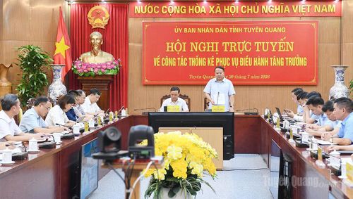 Đồng chí Chủ tịch UBND tỉnh Phan Huy Ngọc phát biểu chỉ đạo tại hội nghị.