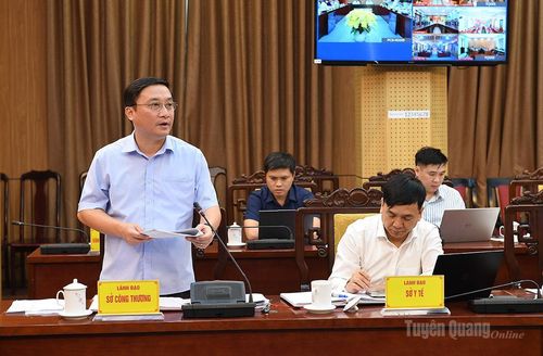 Lãnh đạo Sở Công thương thảo luận tại hội nghị.