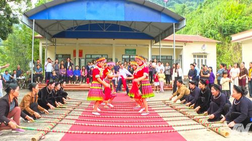 Nhân dân thôn Việt Hùng, xã Chợ Rã vui músạp trong Ngày hội Đại đoàn kết toàn dân tộc năm 2025.