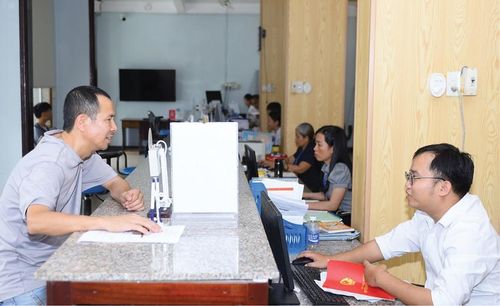 Người dân đến giải quyết thủ tục hành chính tại Trung tâm Phục vụ hành chính công xã Khe Tre.