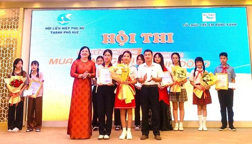  Ban tổ chức trao giải cho các đội thi.