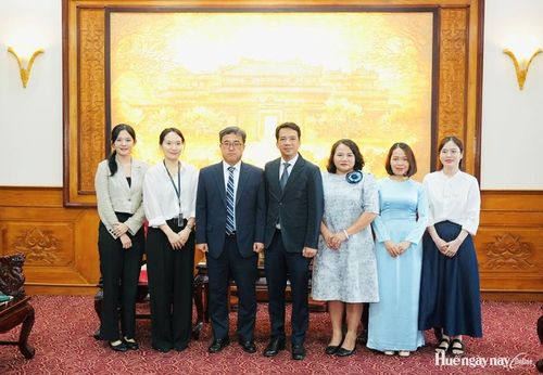 Lãnh đạo thành phố chụp ảnh lưu niệm cùng tân Tổng Lãnh sự Han Jungil 